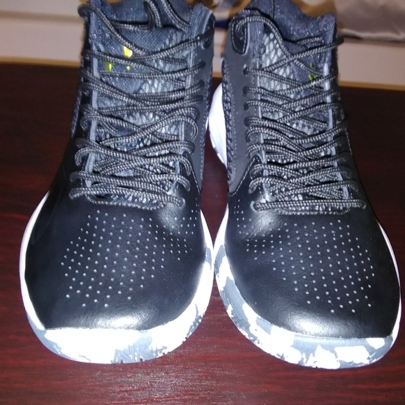 Men's size 10 basketball shoes - Picture 3 of 6